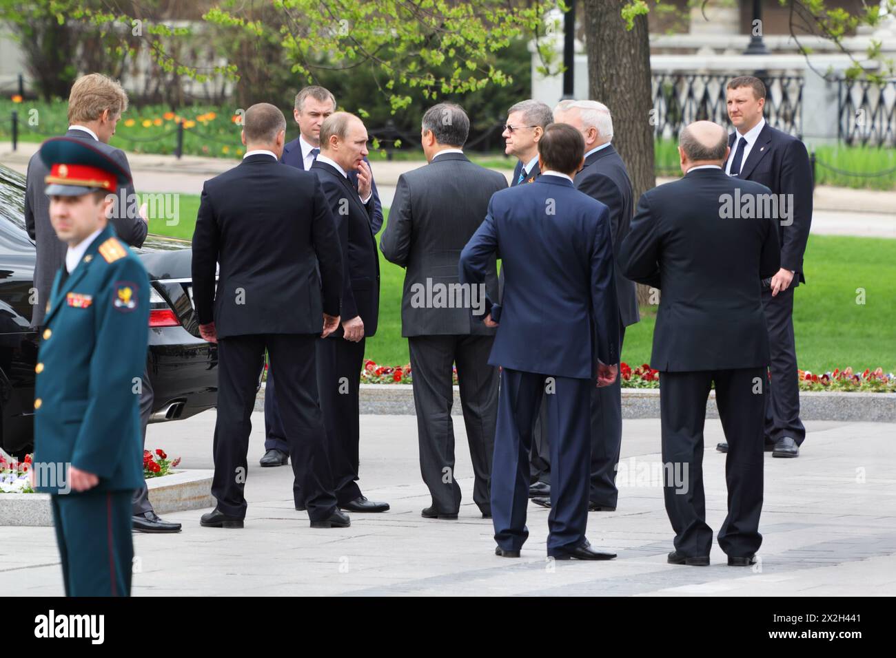 MOSCOU - 8 MAI : le premier ministre Vladimir Poutine, les gardes du corps et les députés à la Douma d'État lors de la cérémonie de dépôt de gerbes sur la tombe du soldat inconnu à la victoire D. Banque D'Images