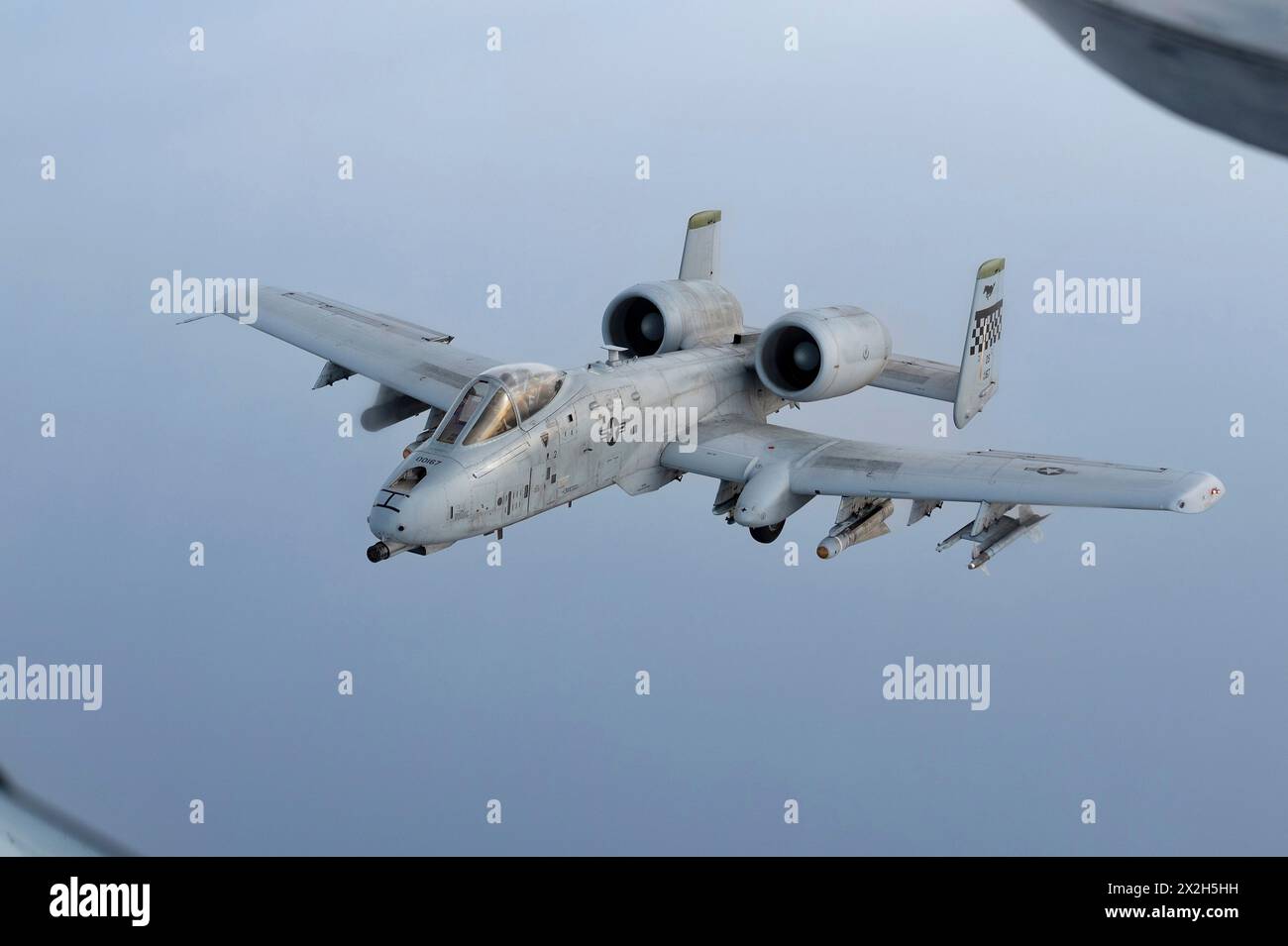 Océan Pacifique, États-Unis. 17 avril 2024. Un avion de soutien aérien rapproché A-10 Thunderbolt II de l'US Air Force avec le 25th Fighter Squadron, se détache après un ravitaillement en vol à partir d'un KC-135 Stratotanker, le 17 avril 2024, au-dessus de l'océan Pacifique. Crédit : SRA Yosselin Campos/US Air Force/Alamy Live News Banque D'Images