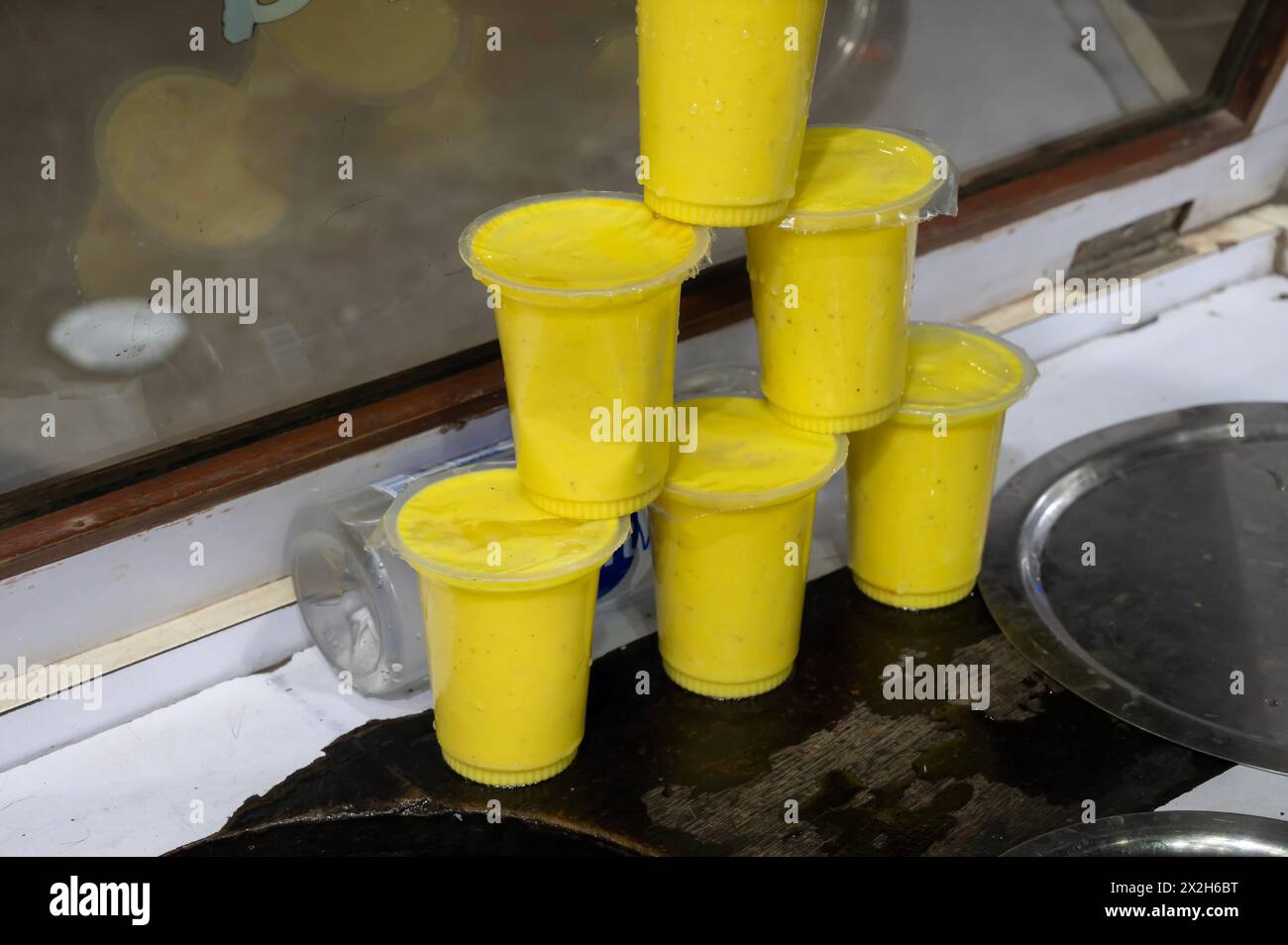 Rajasthani kulfi, célèbre cuisine sucrée traditionnelle, en cours de préparation au bord de la route. jodhpur, Rajasthan, Inde. Banque D'Images