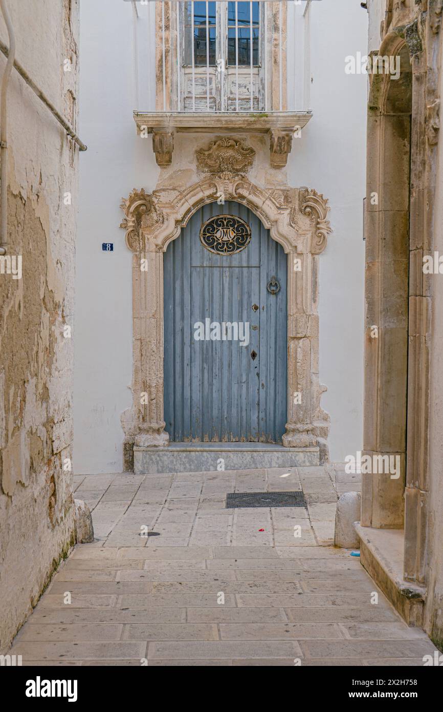 Porte de style baroque typique à Martina Franca. Italie du Sud, Vallée d'Itria. Banque D'Images