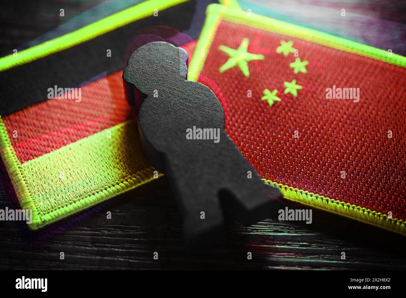 Figure noire sur les drapeaux de l'Allemagne et de la Chine, photo symbolique de l'espionnage chinois Banque D'Images