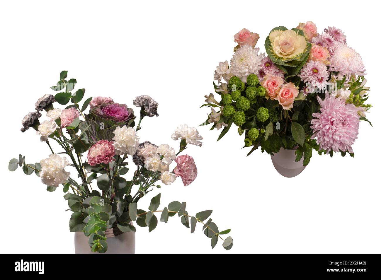 Beau bouquet de fleurs d'œillet rose, gris et blanc, eucalyptusas frais et fleur violette de brassica comme fond. Banque D'Images