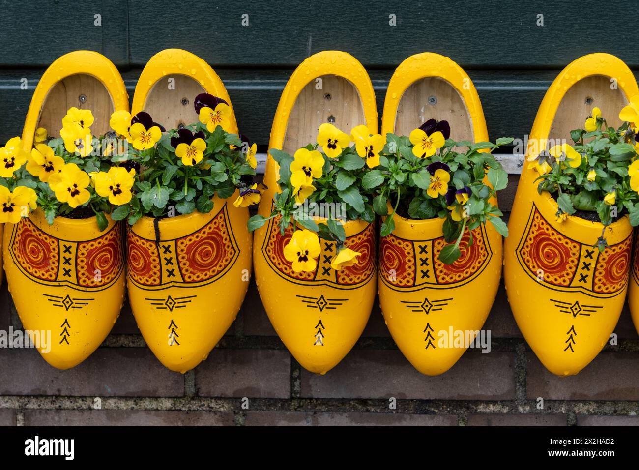 Sabots jaunes décorés traditionnellement, Zaanse Schans, municipalité de Zaanstad, route européenne du patrimoine industriel, pays-Bas Banque D'Images