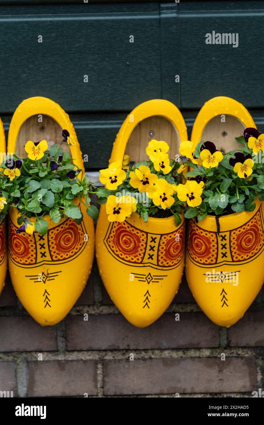 Sabots jaunes décorés traditionnellement, Zaanse Schans, municipalité de Zaanstad, route européenne du patrimoine industriel, pays-Bas Banque D'Images