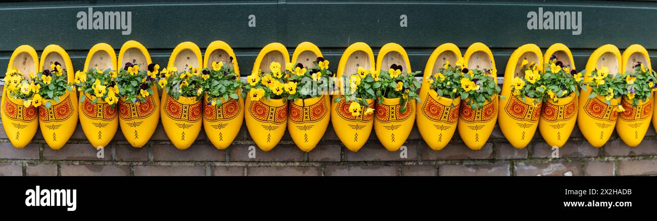 Sabots jaunes décorés traditionnellement, Zaanse Schans, municipalité de Zaanstad, route européenne du patrimoine industriel, pays-Bas Banque D'Images