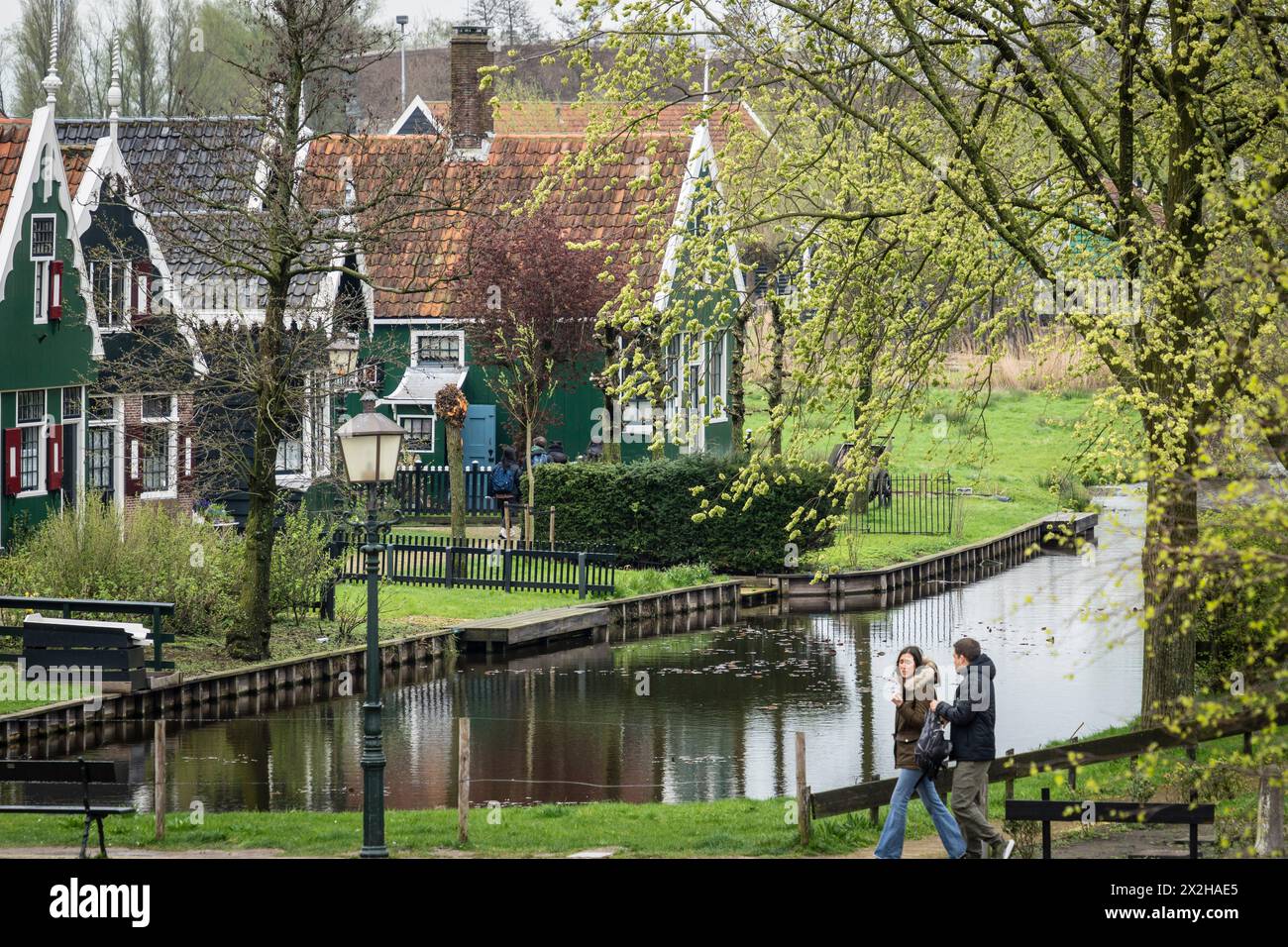 Zaanse Schans, maisons traditionnelles typiques à côté du canal, municipalité de Zaanstad, route européenne du patrimoine industriel, pays-Bas Banque D'Images