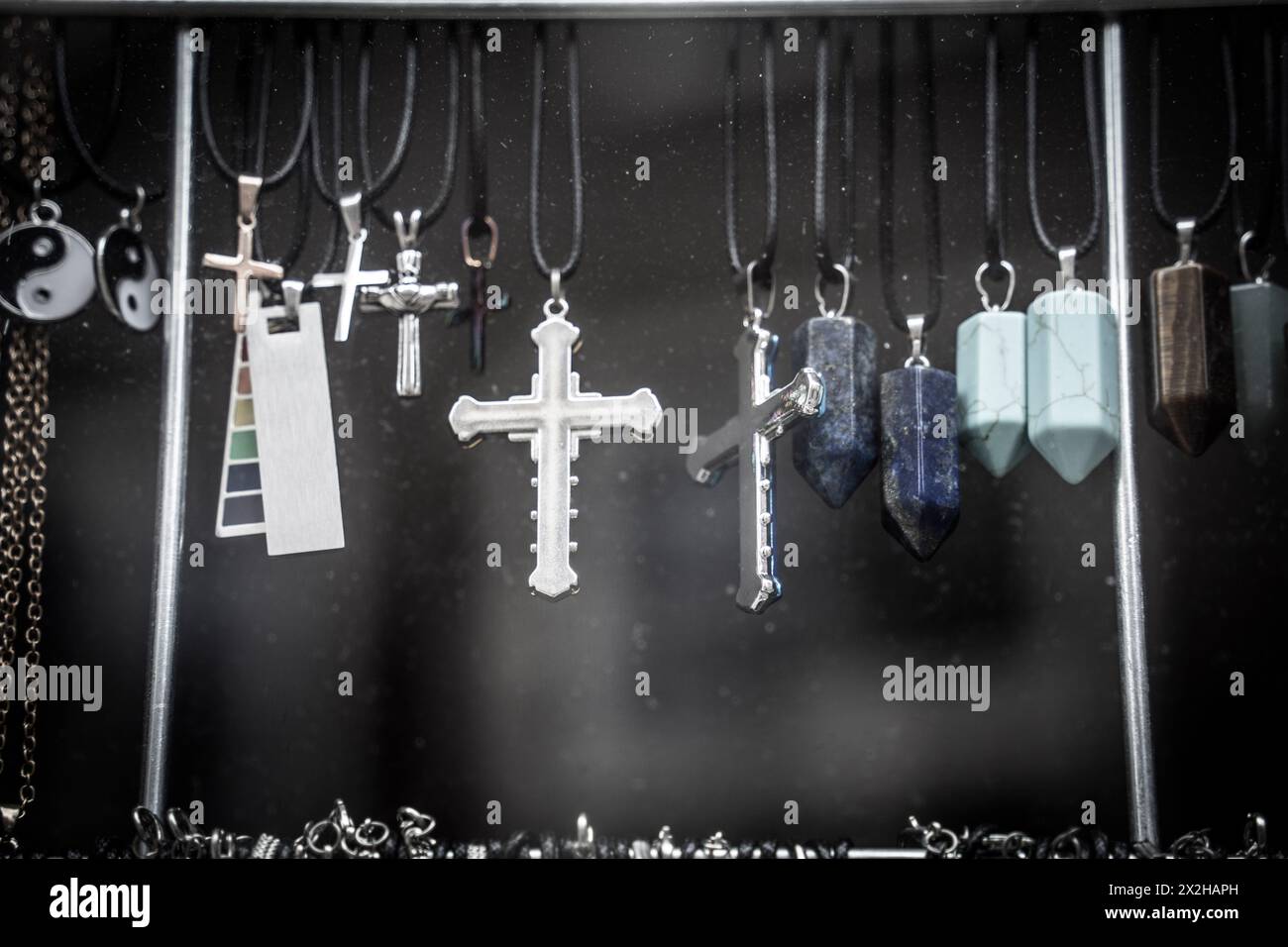 Croix et amulettes dans un commerce ésotérique, Amsterdam, pays-Bas Banque D'Images