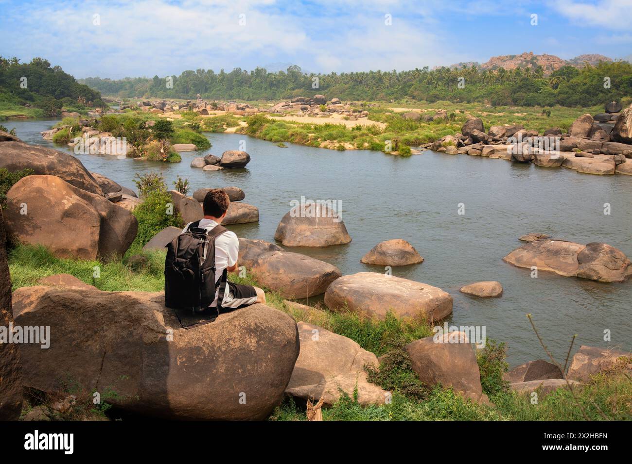 Touriste masculin profiter de la vue panoramique de la vallée de la rivière Tungabhadra avec un paysage idyllique à Hampi, Karnataka, Inde. Banque D'Images