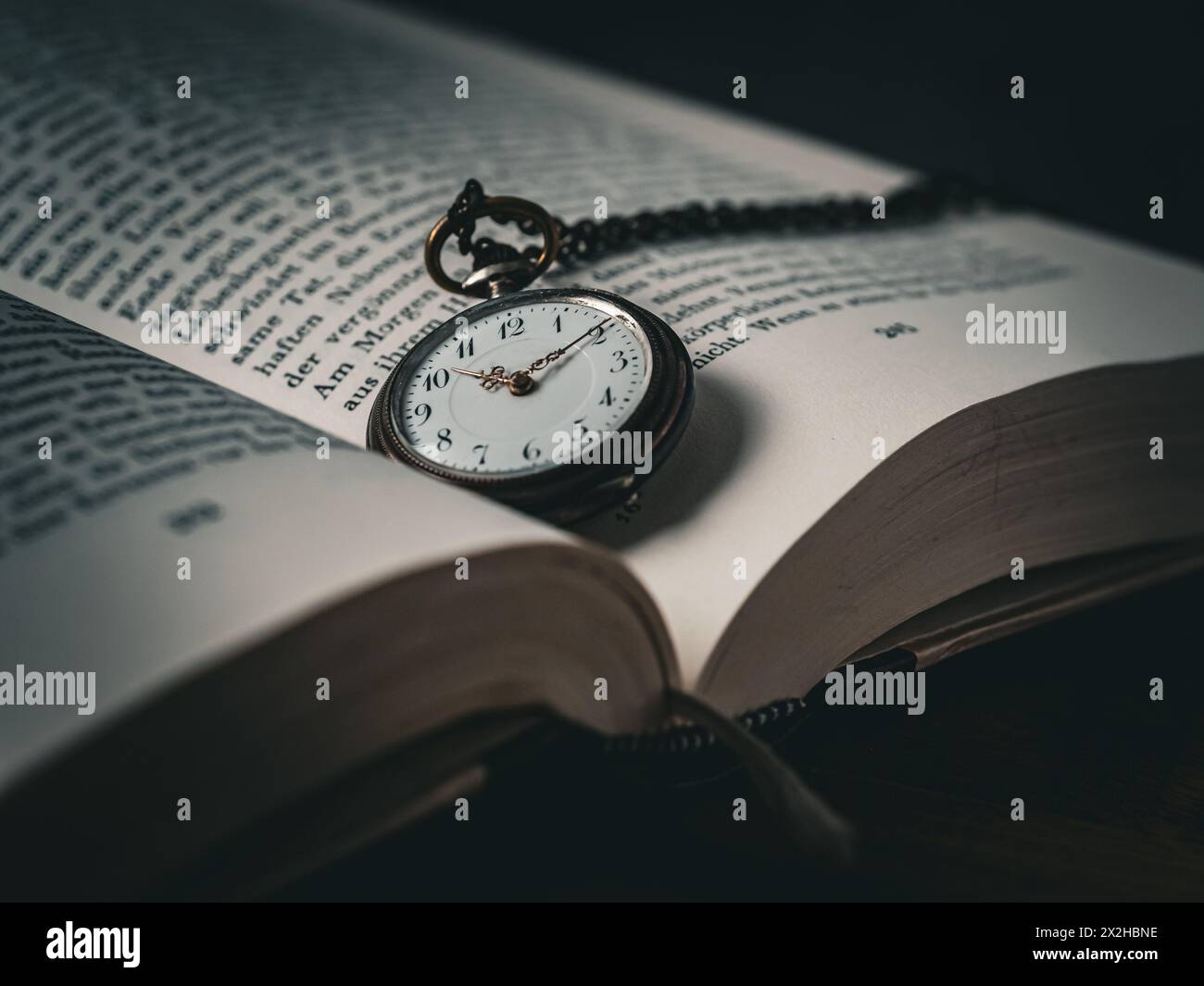 Horloge couchée sur Un livre Banque D'Images