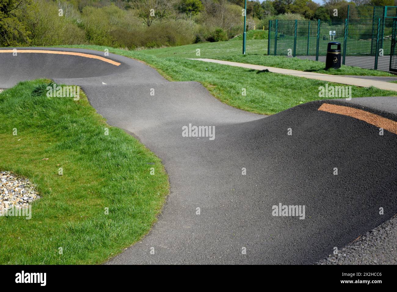 Piste cyclable pour faire du bmx ou des VTT avec des sauts et des virages à vélo sur une surface lisse pour les événements sportifs et de course Banque D'Images