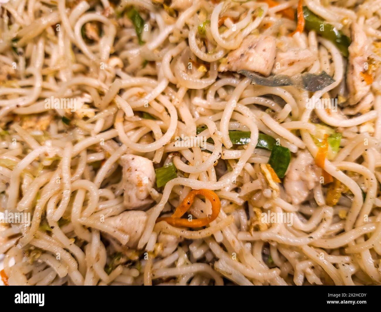 Repas de nouilles de poulet épicées frites (chowmein) en gros plan Banque D'Images