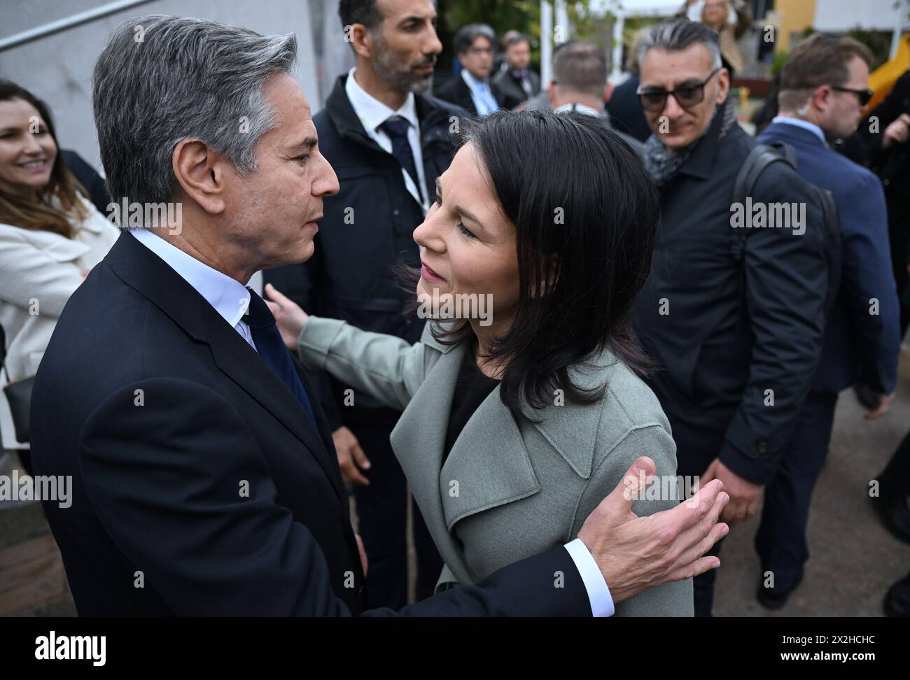 Capri, Italie. 19 avril 2024. Annalena Baerbock (Alliance 90/les Verts), ministre allemande des Affaires étrangères, rencontre le secrétaire d'Etat américain Antony Blinken lors de la réunion des ministres des Affaires étrangères du G7. Les guerres en Ukraine et dans la bande de Gaza comptent parmi les sujets les plus importants. Crédit : Britta Pedersen/dpa/Alamy Live News Banque D'Images