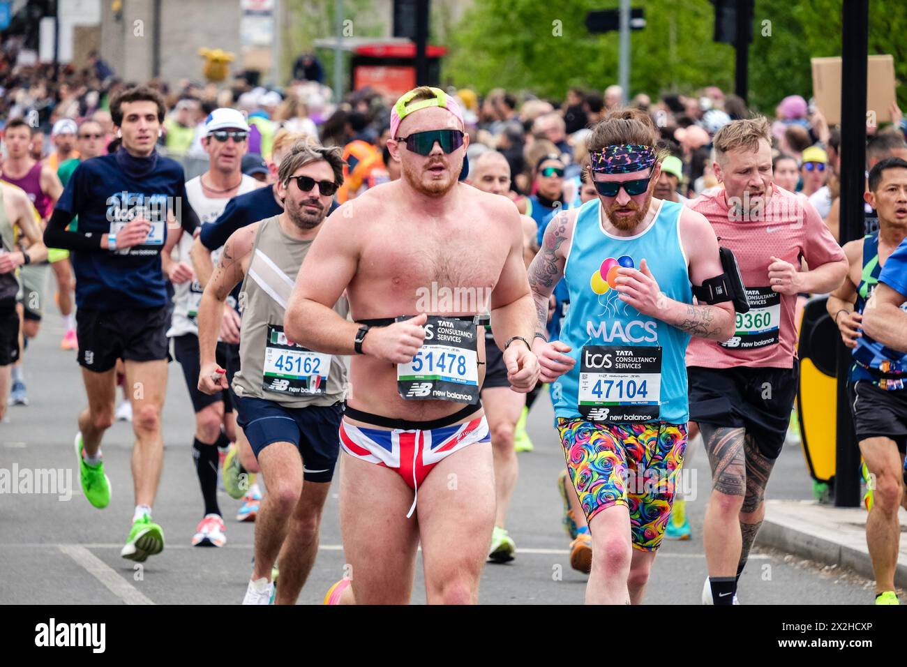 Marathon de Londres 2024 : un homme semi-nu portant un boxer Union Jack court dans le marathon de Londres. Banque D'Images