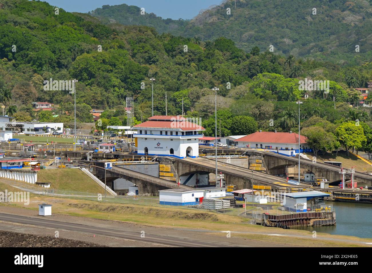 Canal de Panama, Panama - 23 janvier 2024 : entrée des anciennes écluses de Miraflores sur le côté pacifique du canal de Panama près de Panama City. Banque D'Images