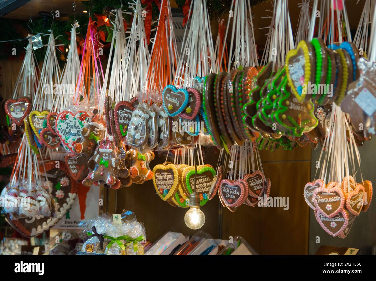 Décorations de Noël avec du verre, des bonbons, des images de couleur de coeur. Banque D'Images