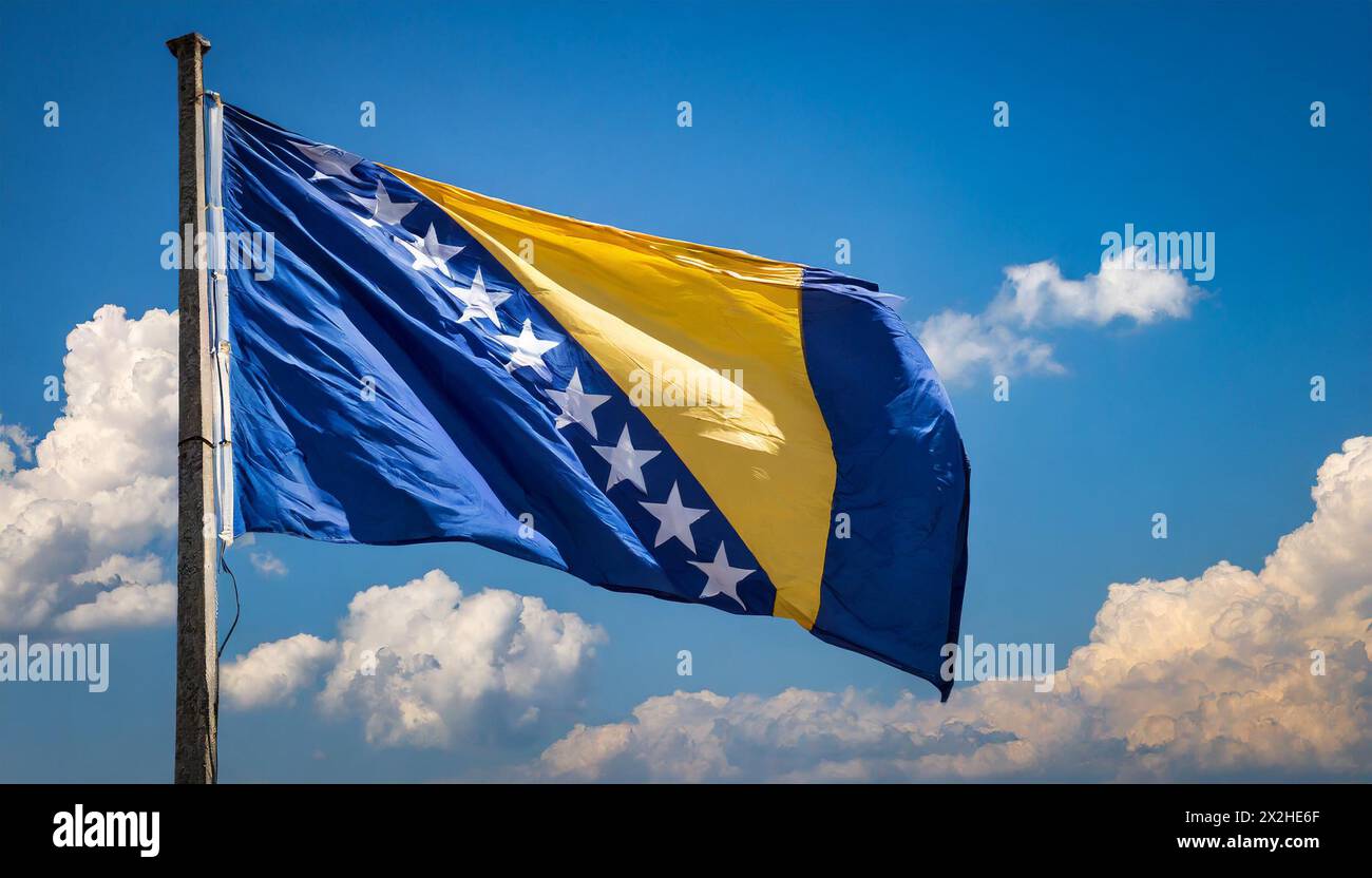 Die Fahne von Bosnien Herzégovine flattert im Wind, isoliert gegen blauer Himmel Banque D'Images