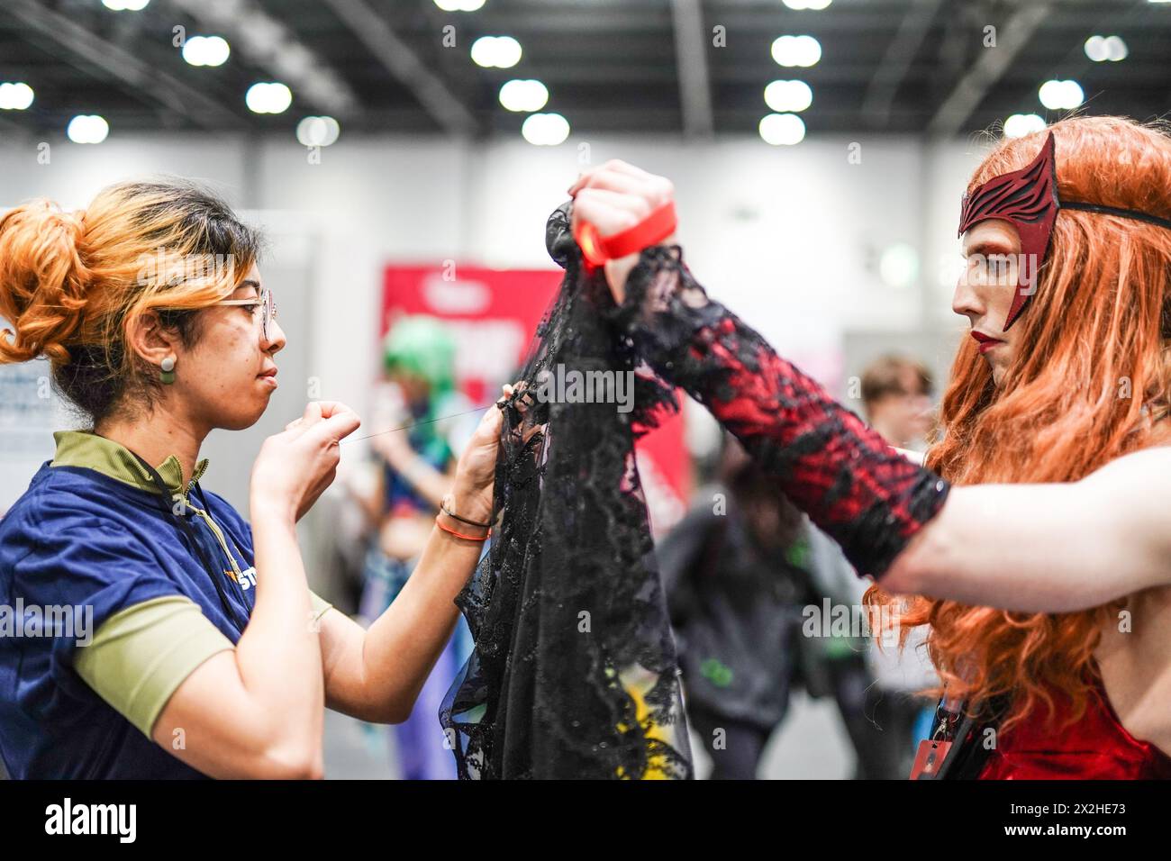 Un cosplayer faisant des réparations au Comiccon posant pour leur photo. Date de la photo : vendredi 26 mai 2023. Photo : Richard Gray/Alamy Banque D'Images