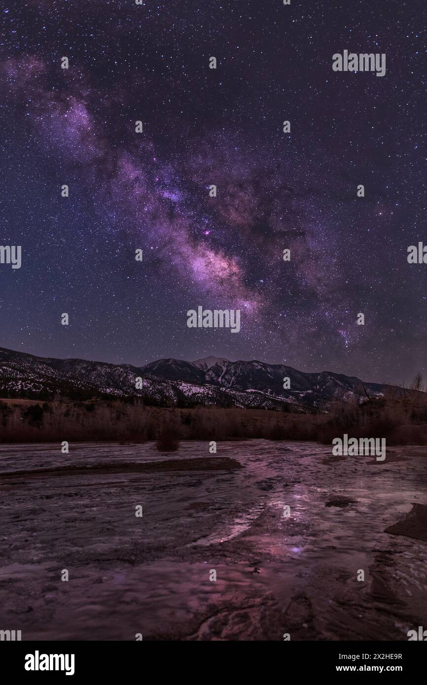 La voie lactée se reflète dans une croûte de glace Medano Creek dans le parc national de Great Sand Dunes, Colorado. Banque D'Images