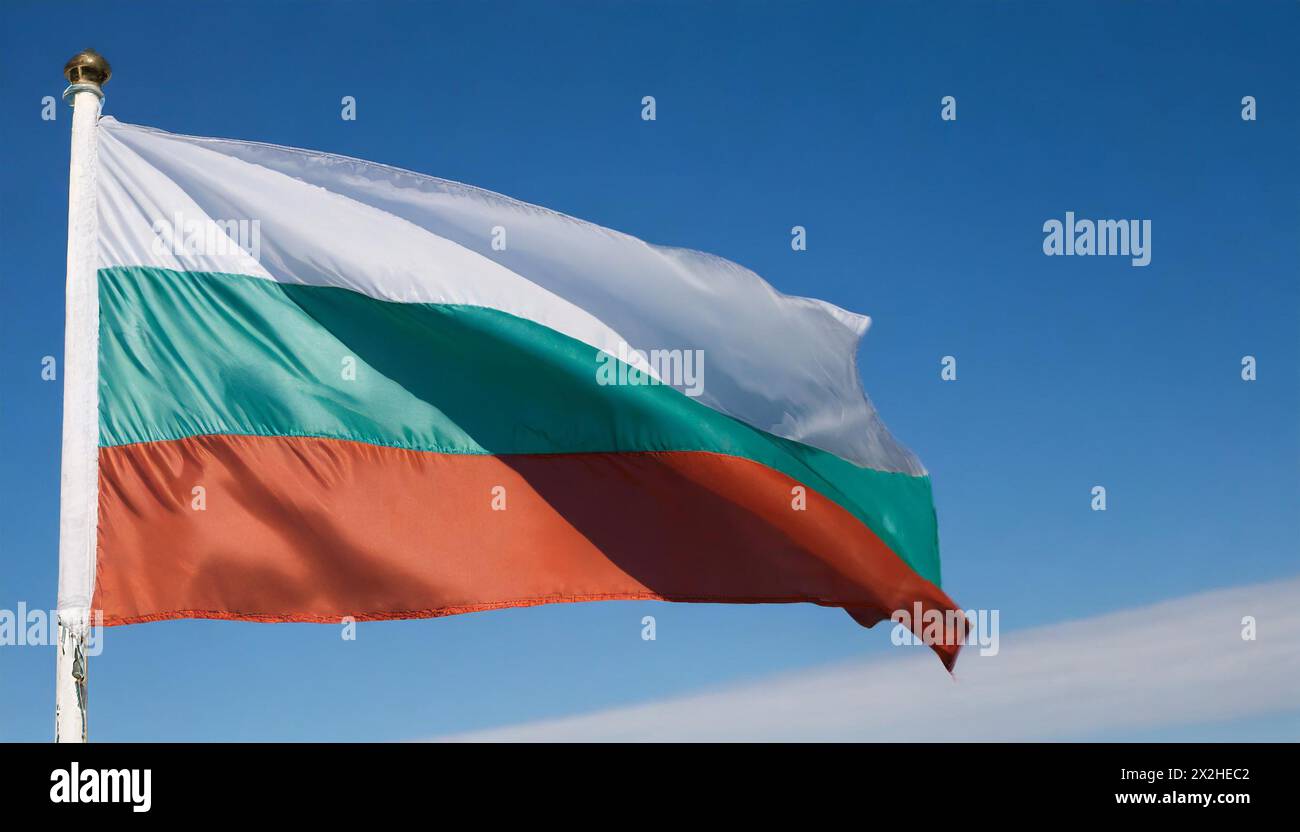 Die Fahne von Bulgarien flattert im Wind, isoliert gegen blauer Himmel Banque D'Images