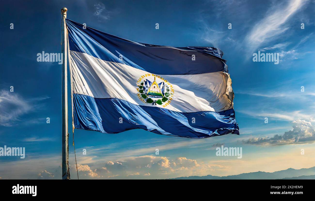 Die Fahne von El Salvador flattert im Wind, isoliert gegen blauer Himmel Banque D'Images