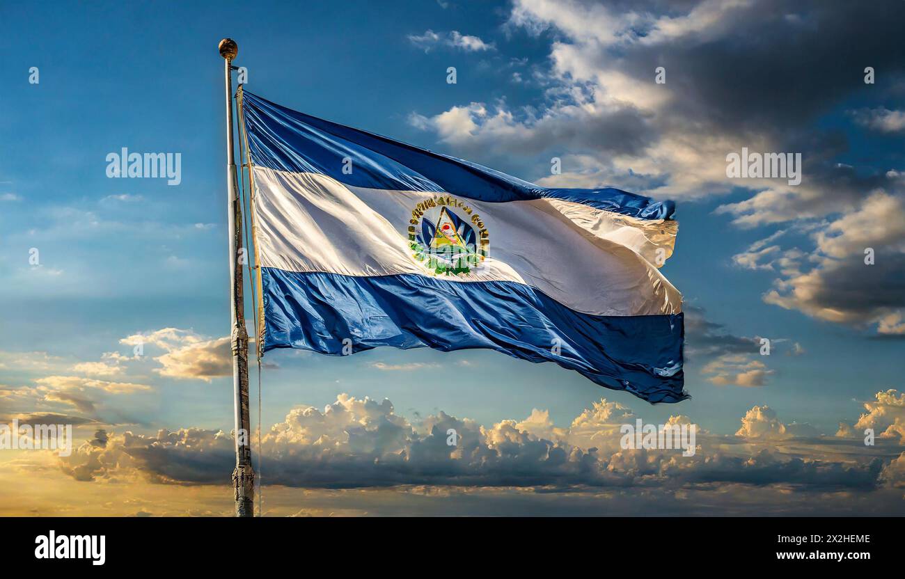 Die Fahne von El Salvador flattert im Wind, isoliert gegen blauer Himmel Banque D'Images