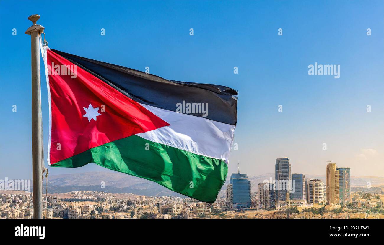 Die Fahne von Jordanien flattert im Wind, isoliert gegen blauer Himmel Banque D'Images