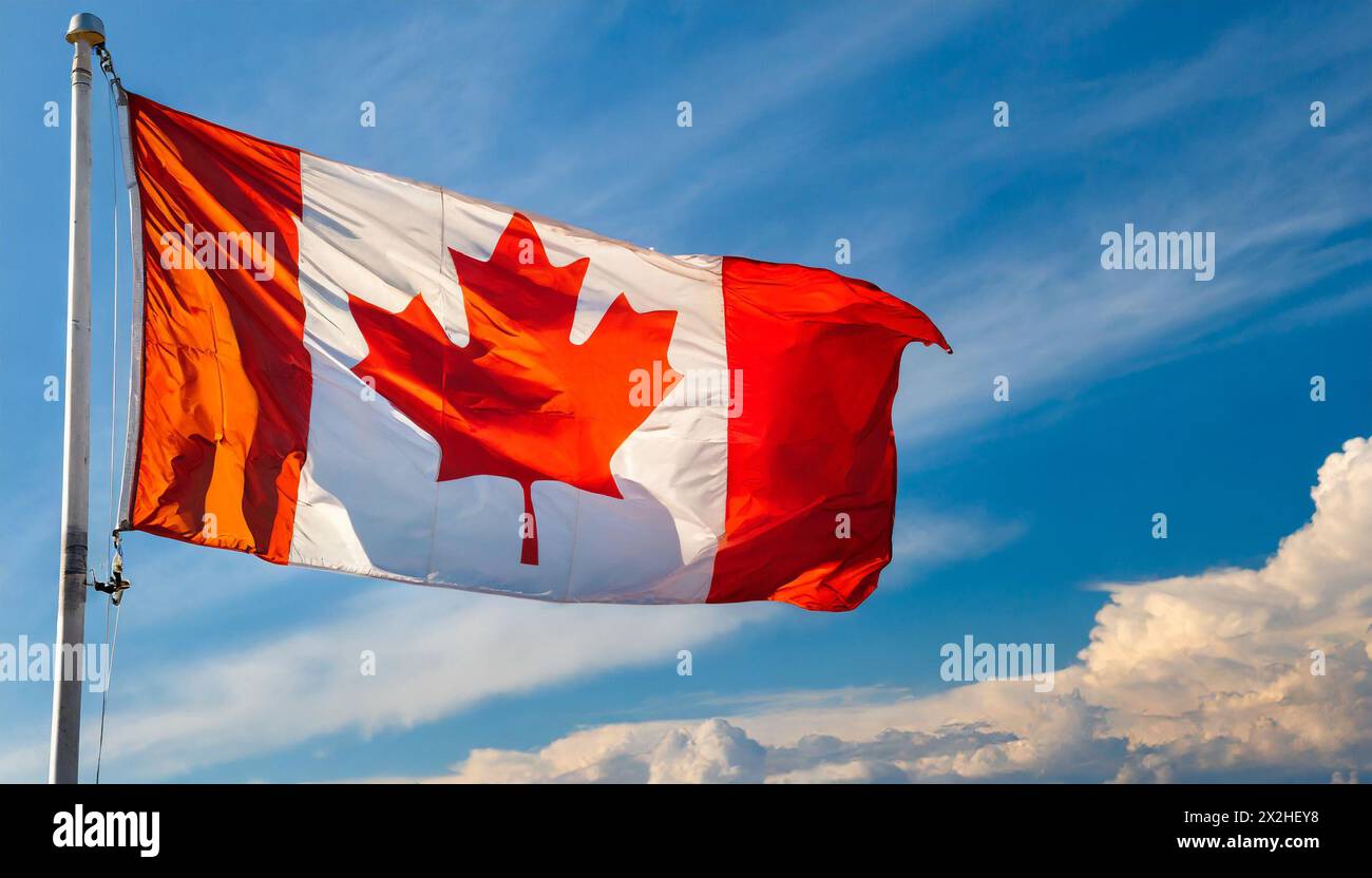 Die Fahne von Kanada flattert im Wind, isoliert gegen blauer Himmel Banque D'Images