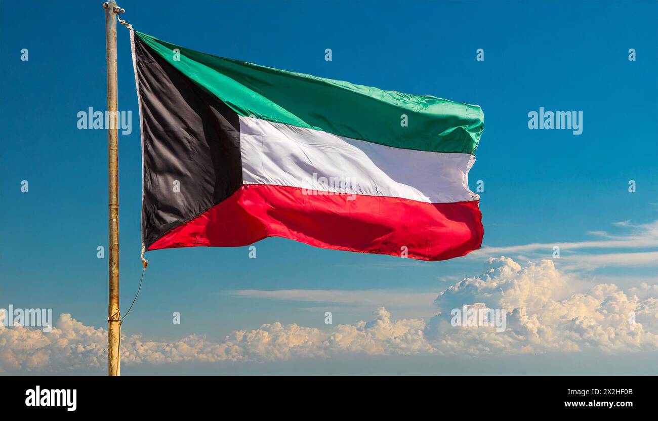 Die Fahne von Kuwait flattert im Wind, isoliert gegen blauer Himmel Banque D'Images