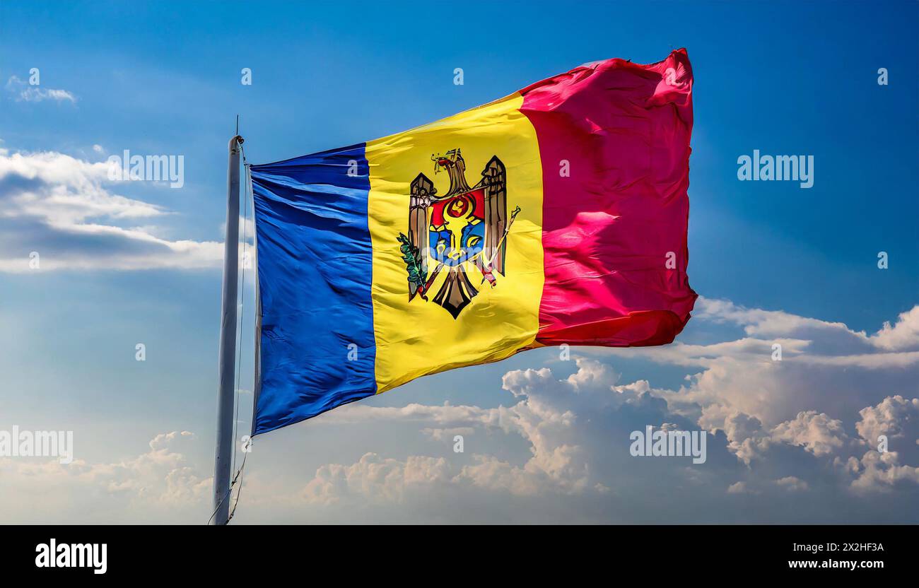 Die Fahne von Moldawien, Republik Moldau, flattert im Wind, isoliert gegen blauer Himmel Banque D'Images