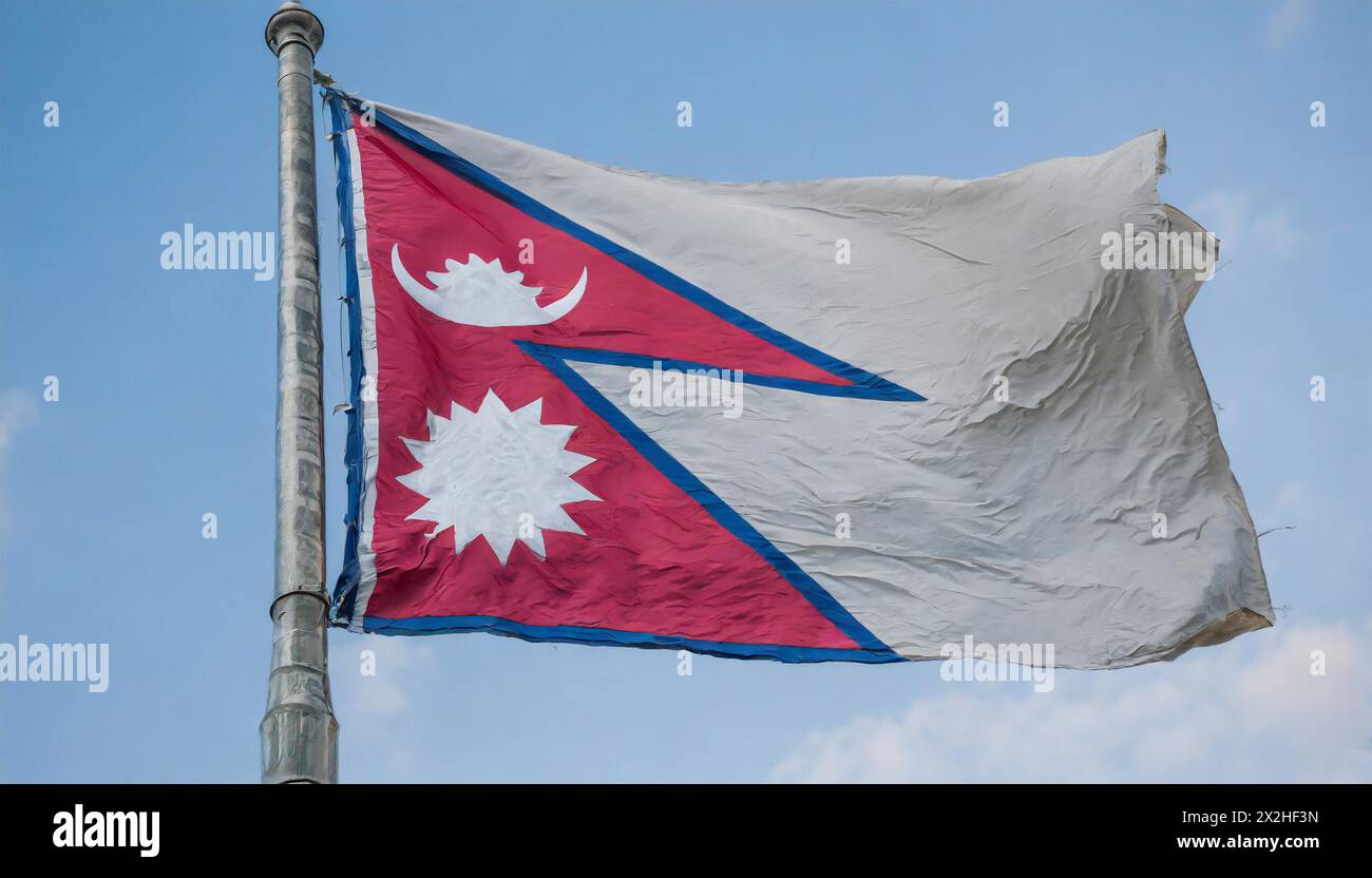 Die Fahne von Nepal, flattert im Wind, isoliert gegen blauer Himmel Banque D'Images