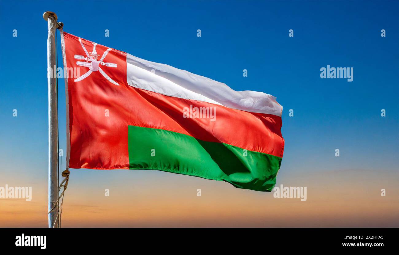 Die Fahne von Oman flattert im Wind, isoliert gegen blauer Himmel Banque D'Images