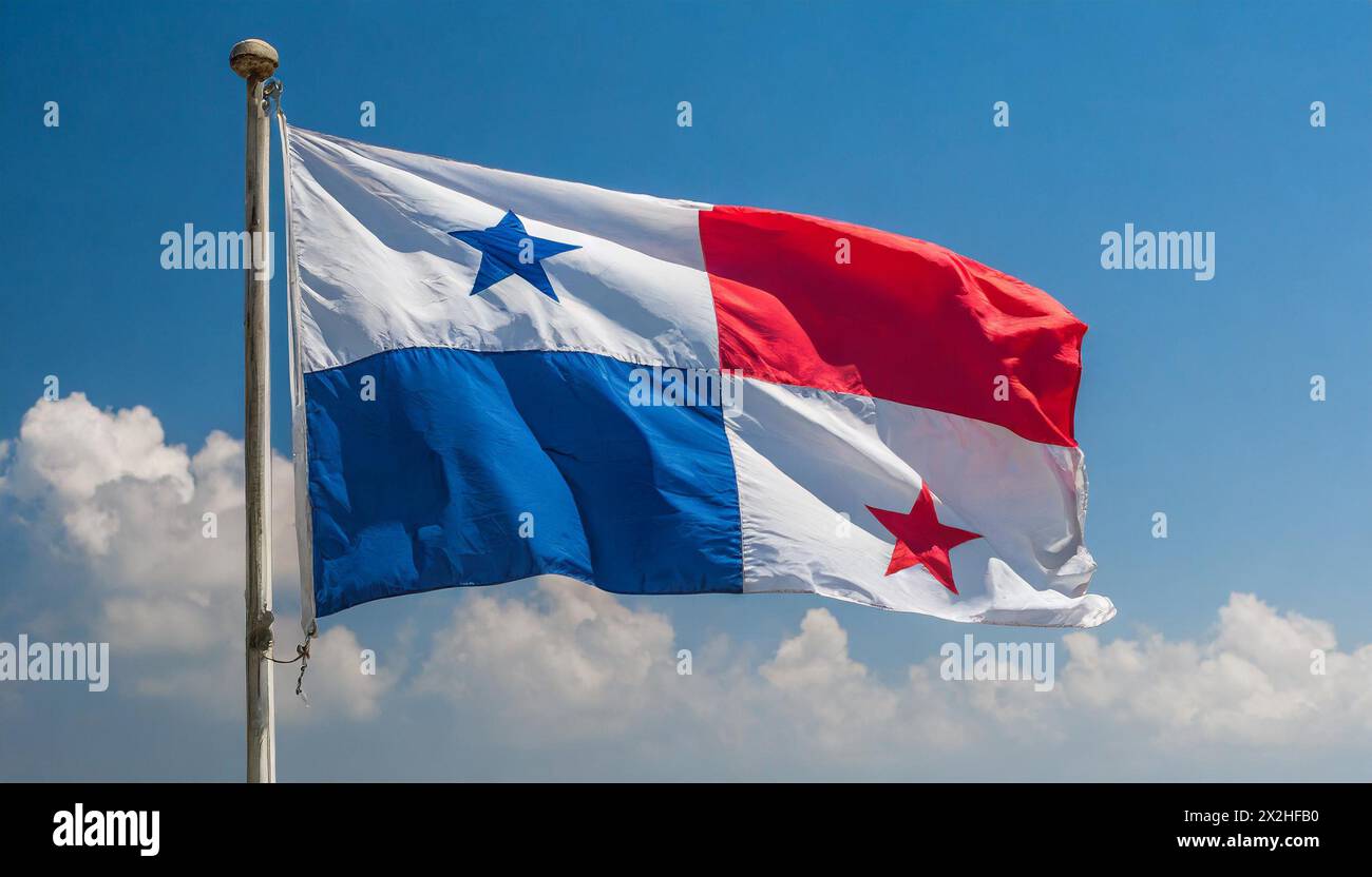Die Fahne von Panama flattert im Wind, isoliert gegen blauer Himmel Banque D'Images