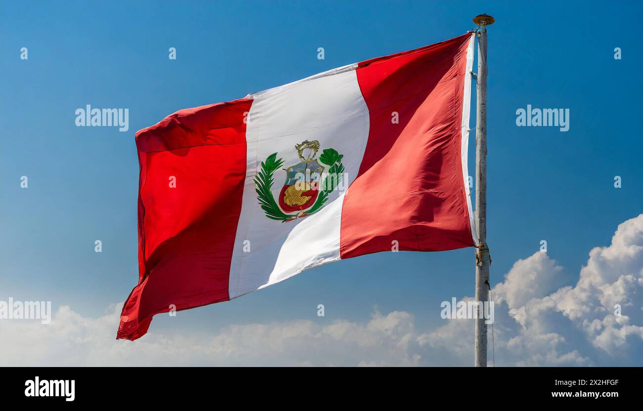 Die Fahne von Peru flattert im Wind, isoliert gegen blauer Himmel Banque D'Images