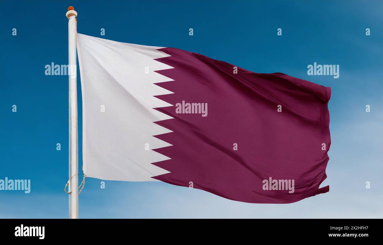 Die Fahne von Qatar, Katar flattert im Wind, isoliert gegen blauer Himmel Banque D'Images