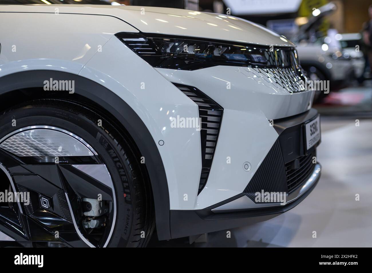 Riga, Lettonie, 19 avril 2024 : phares à LED et conception de voiture en gros plan de la nev Renault Scenic, modèle 2024 Banque D'Images