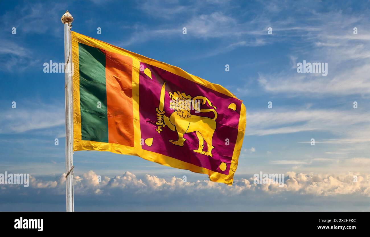 Die Fahne von Sri Lanka flattert im Wind, isoliert gegen blauer Himmel Banque D'Images