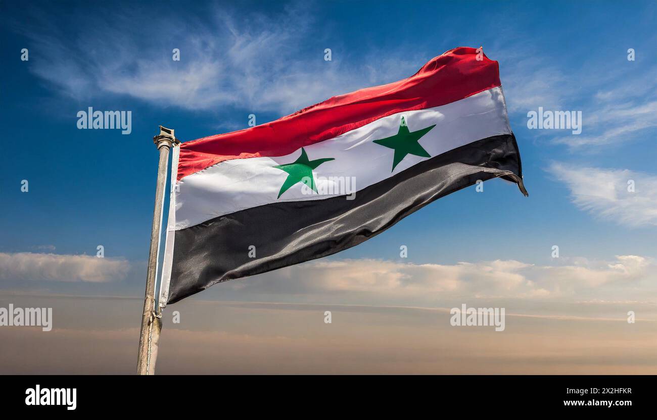 Die Fahne von syrien flattert im Wind, isoliert gegen blauer Himmel Banque D'Images