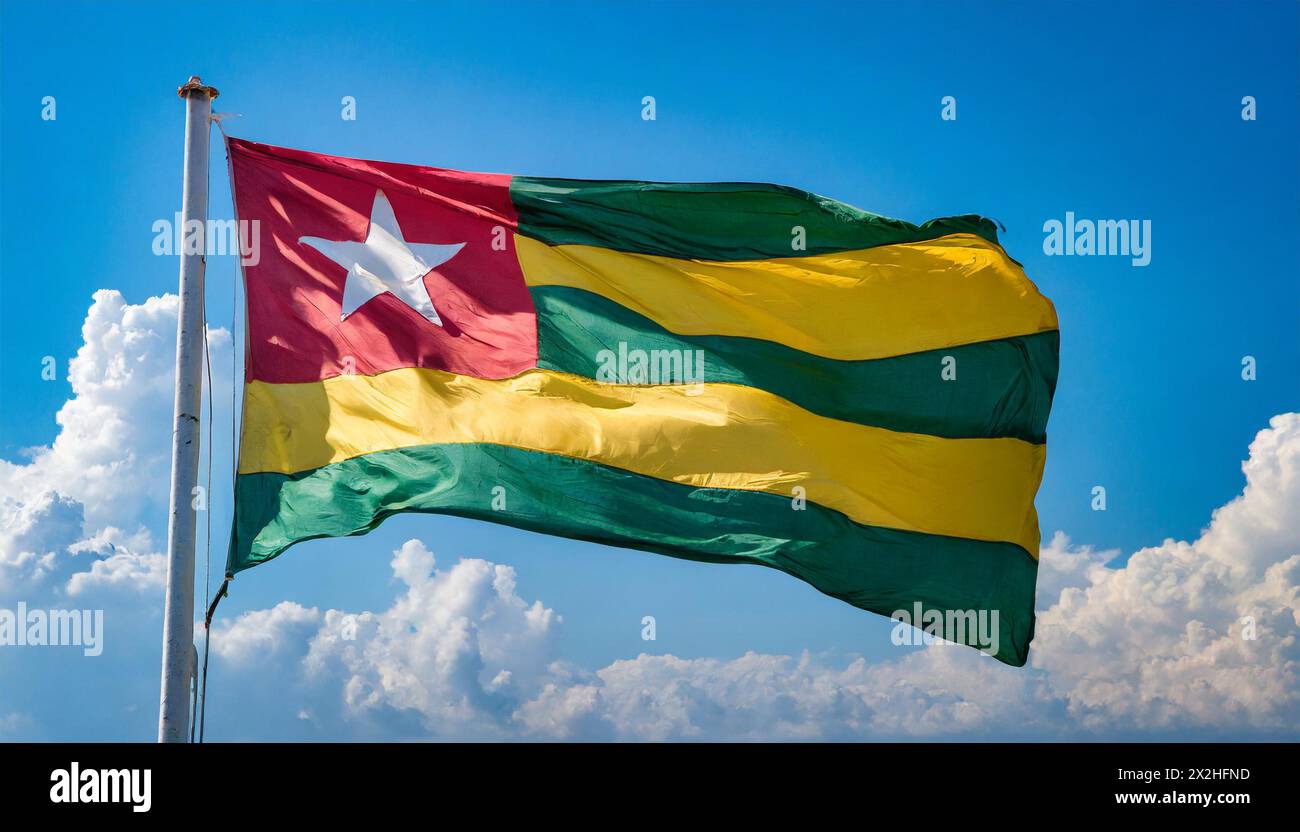 Die Fahne von Togo flattert im Wind, isoliert gegen blauer Himmel Banque D'Images