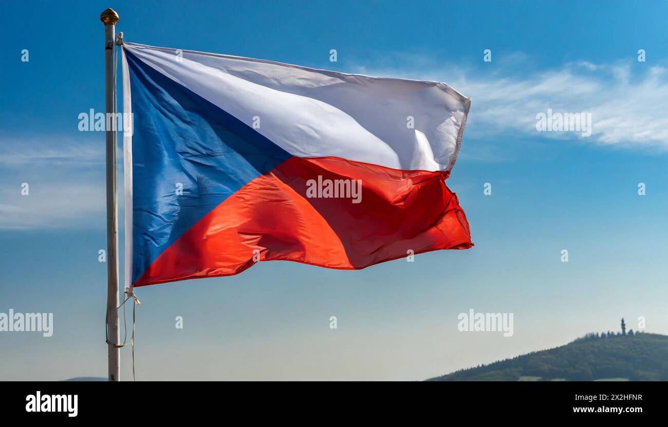 Die Fahne von Tschechei, Tschechien, Tschechische Republik, flattert im Wind, isoliert gegen blauer Himmel Banque D'Images