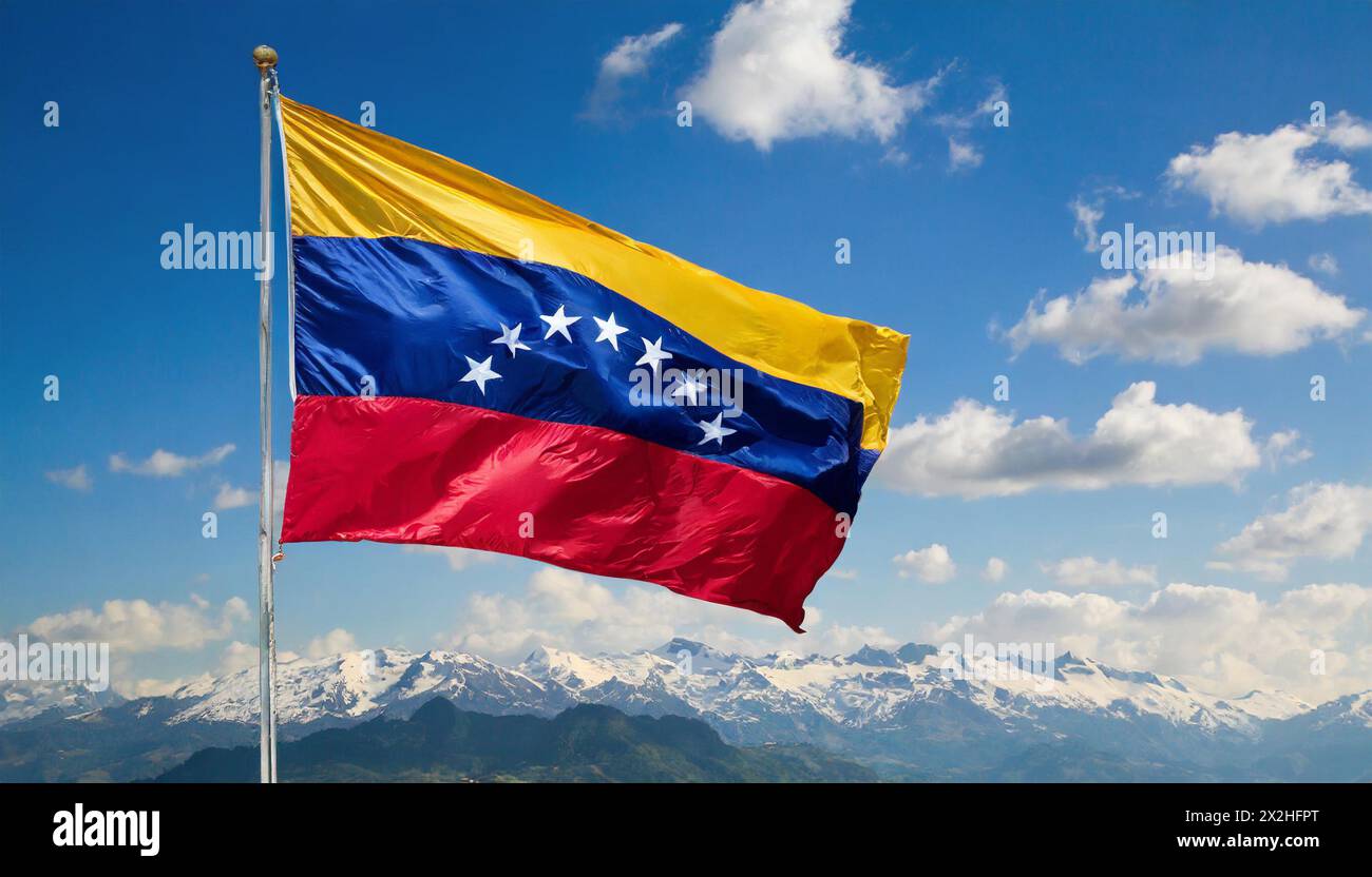 Die Fahne von Venezuela, flattert im Wind, isoliert gegen blauer Himmel Banque D'Images