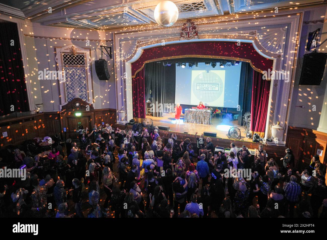 Une discothèque à Islington Assembly Hall. Date de la photo : samedi 9 décembre 2023. Photo : Richard Gray/Alamy Banque D'Images