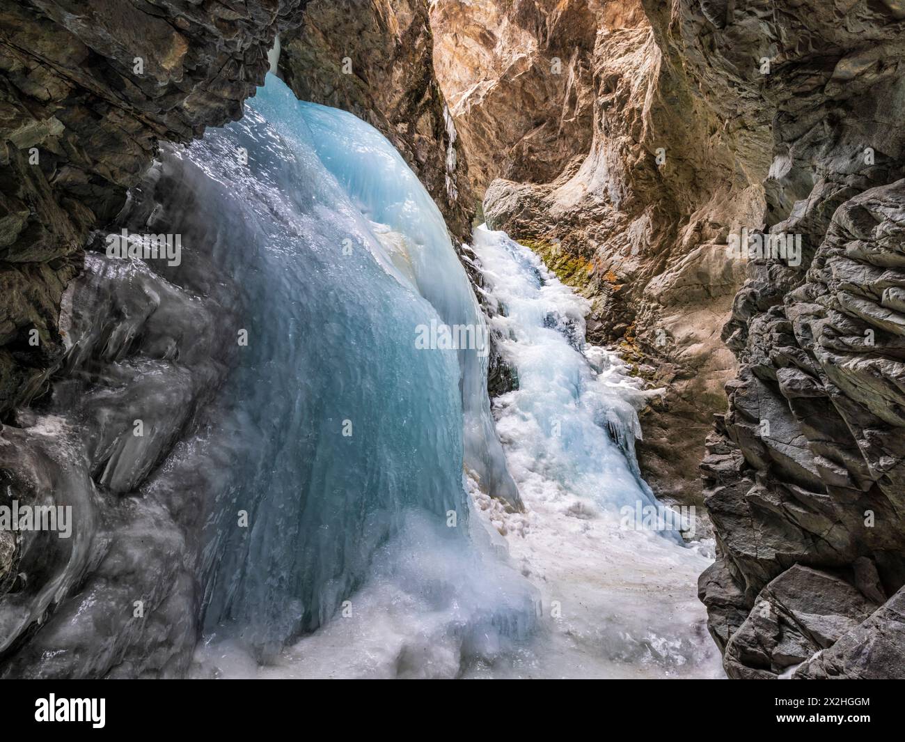 Blue Ice de Frozen Zapata Falls remplit une caverne à Mosca, Colorado. Banque D'Images