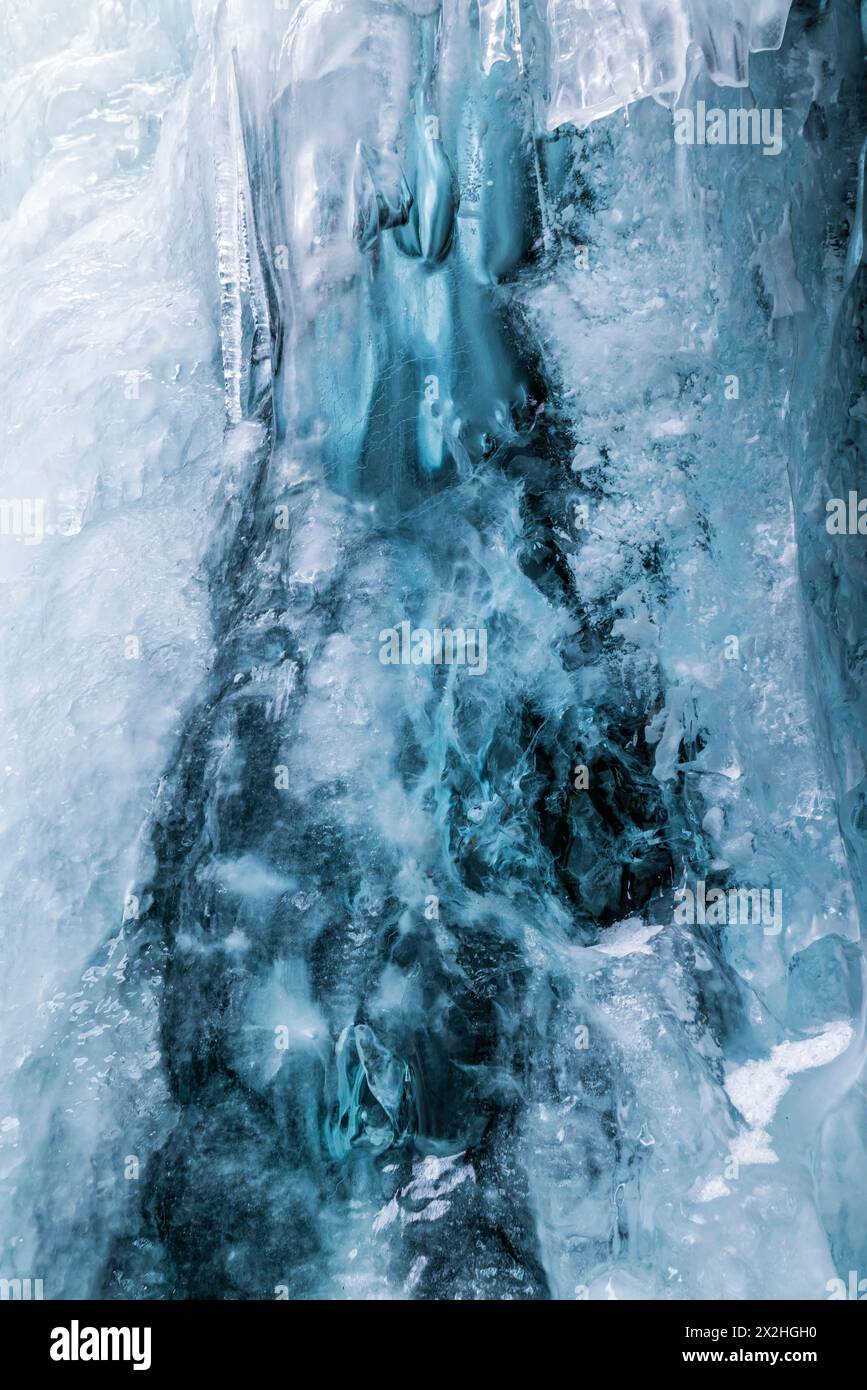 La glace translucide bleue mince ressemble un peu à une radiographie à Zapata Falls à Mosca, Colorado. Banque D'Images