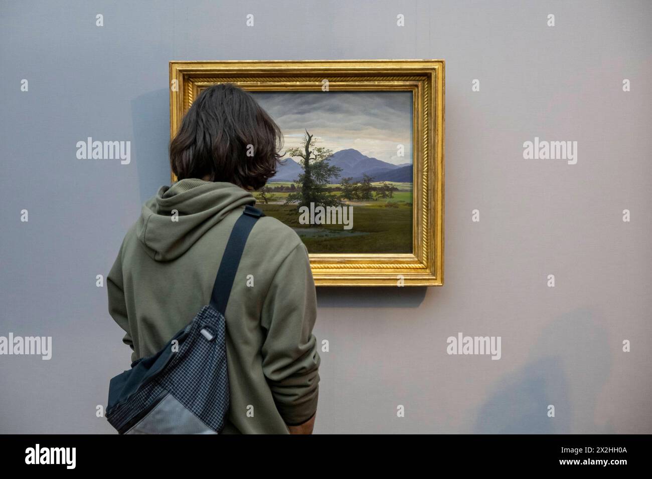 Besucherin vor dem Oelgemaelde Der einsame Baum, Sonderausstellung unendliche Landschaften vom Maler der Romantik Caspar David Friedrich, in der Alten Nationalgalerie, Querformat, am 19.04.2024 in Berlin Mitte, nur fuer redaktionelle Zwecke, usage éditorial only Alte Nationalgalerie etc - Berlin *** visiteur devant la peinture à l'huile The Lonely Tree, exposition spéciale Infinite Landscapes du peintre romantique Caspar David Friedrich, dans l'Alte Nationalgalerie, format paysage, le 19 04 2024 à Berlin Mitte, uniquement pour usage éditorial, usage éditorial uniquement Alte Nationalgalerie etc Berlin Banque D'Images