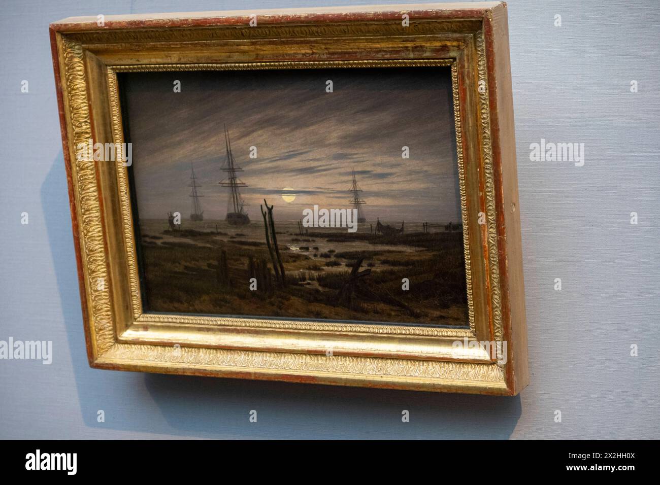 Oelgemaelde Schiffe auf der Reede des musées Behnhaus Draegerhaus Luebeck, Sonderausstellung unendliche Landschaften vom Maler der Romantik Caspar David Friedrich, in der Alten Nationalgalerie, Querformat, AM 19.04.2024 in Berlin Mitte, nur fuer redaktionelle Zwecke, usage éditorial uniquement Alte Nationalgalerie etc - Berlin *** bateaux peints à l'huile sur la route du musée Behnhaus Draegerhaus Luebeck, exposition spéciale paysages infinis du peintre romantique Caspar David Friedrich, dans l'Alte Nationalgalerie, format paysage, le 19 04 2024 à Berlin Mitte, uniquement pour usage éditorial, Éditeur Banque D'Images