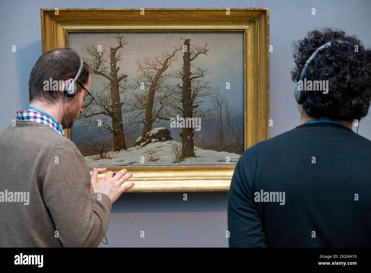 Zwei Besucher vor dem Oelgemaelde Huenengrab im Schnee der Galerie Neue Meister Dresden, Sonderausstellung unendliche Landschaften vom Maler der Romantik Caspar David Friedrich, in der Alten Nationalgalerie, Querformat, AM 19.04.2024 in Berlin Mitte, nur fuer redaktionelle Zwecke, usage éditorial uniquement Alte Nationalgalerie etc - Berlin *** deux visiteurs devant la peinture à l'huile Huenengrab dans la neige de la Galerie Neue Meister Dresde, exposition spéciale paysages infinis du peintre romantique Caspar David Friedrich, dans l'Alte Nationalgalerie, format paysage, le 19 04 2024 à Berlin M Banque D'Images