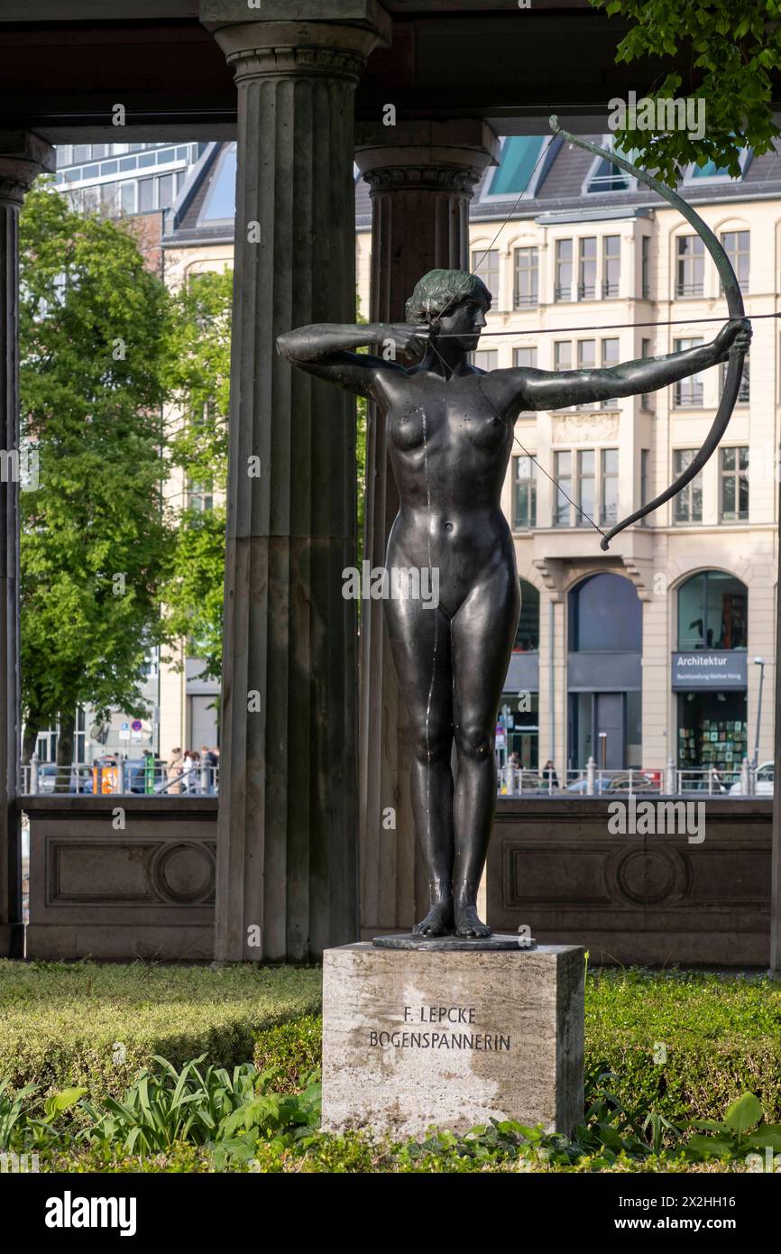 Statue, Skulptur Die Bogenspannerin von Ferdinand Lepcke im Kolonnadenhof vor der Alten Nationalgalerie, Hochformat, AM 19.04.2024 in Berlin Mitte Alte Nationalgalerie etc - Berlin *** Statue, sculpture Die Bogenspannerin de Ferdinand Lepcke dans la cour des colonnades devant l'Alte Nationalgalerie, format portrait, le 19 04 2024 à Berlin Mitte Alte Nationalgalerie etc Berlin Banque D'Images