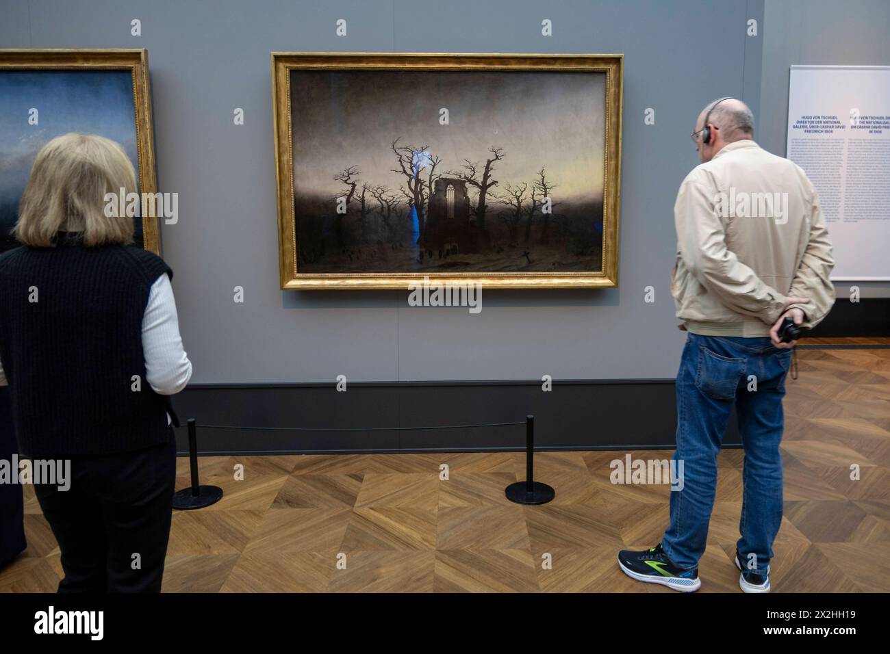 Zwei Besucher vor dem Oelgemaelde Abtei im Eichwald, Sonderausstellung unendliche Landschaften vom Maler der Romantik Caspar David Friedrich, in der Alten Nationalgalerie, Hochformat, AM 19.04.2024 in Berlin Mitte, nur fuer redaktionelle Zwecke, usage éditorial exclusif Alte Nationalgalerie etc - Berlin *** deux visiteurs devant la peinture à l'huile Abtei im Eichwald, exposition spéciale paysages infinis du peintre romantique Caspar David Friedrich, dans l'Alte Nationalgalerie, format portrait, le 19 04 2024 à Berlin Mitte, uniquement pour usage éditorial, usage éditorial exclusif Alte Nationalgalerie etc Berl Banque D'Images