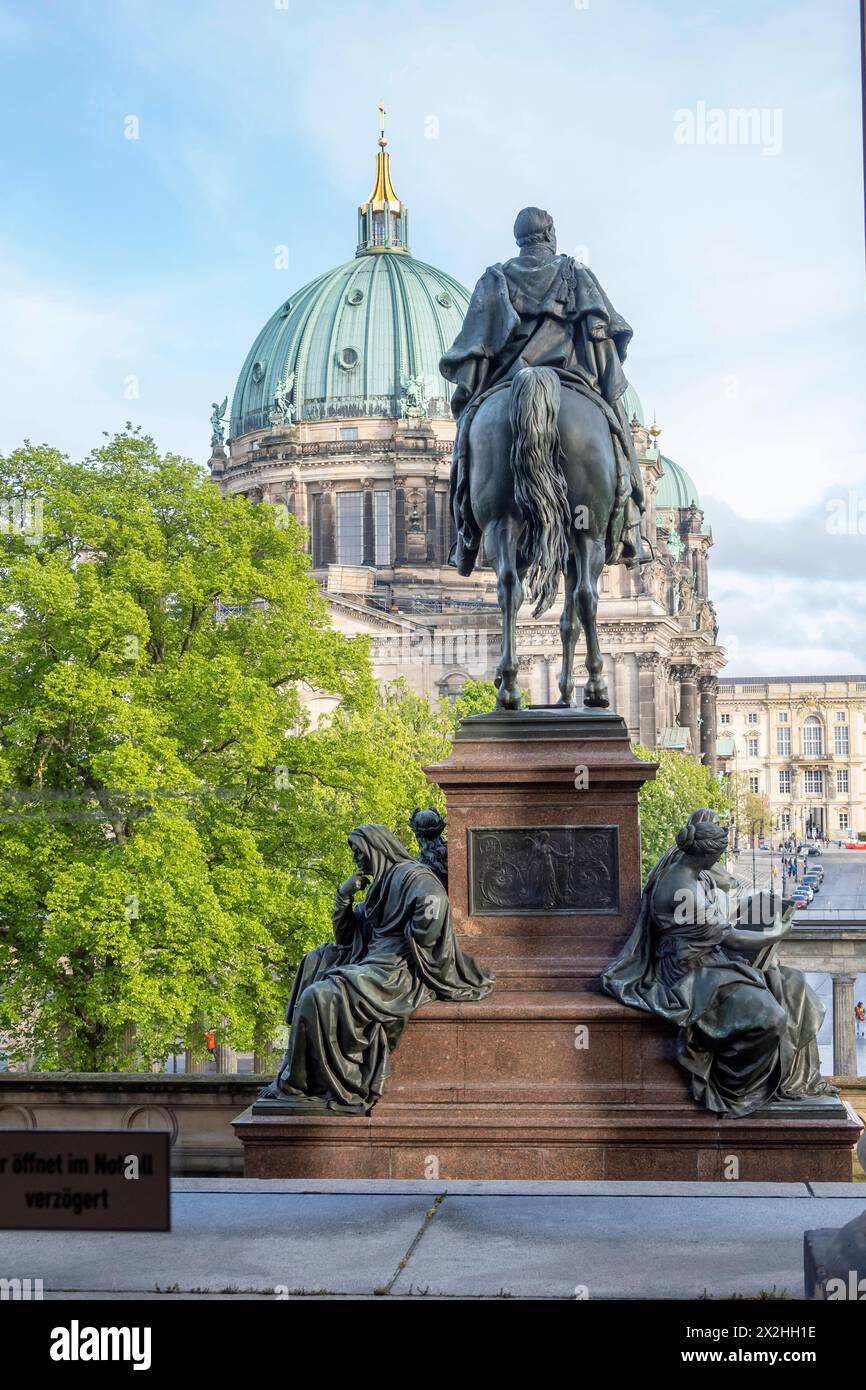 Rueckseite des Reiterstandbilds Koenig Friedrich Wilhelm IV mit Berliner Dom im Hintergrund vom Inneren der Alten Nationalgalerie aufgenommen, Hochformat, AM 19.04.2024 à Berlin Mitte Alte Nationalgalerie etc - Berlin *** dos de la statue équestre du roi Frédéric-Guillaume IV avec la cathédrale de Berlin en arrière-plan prise de l'intérieur de l'ancienne Galerie nationale, format portrait, le 19 04 2024 à Berlin Mitte Old National Gallery etc Berlin Banque D'Images