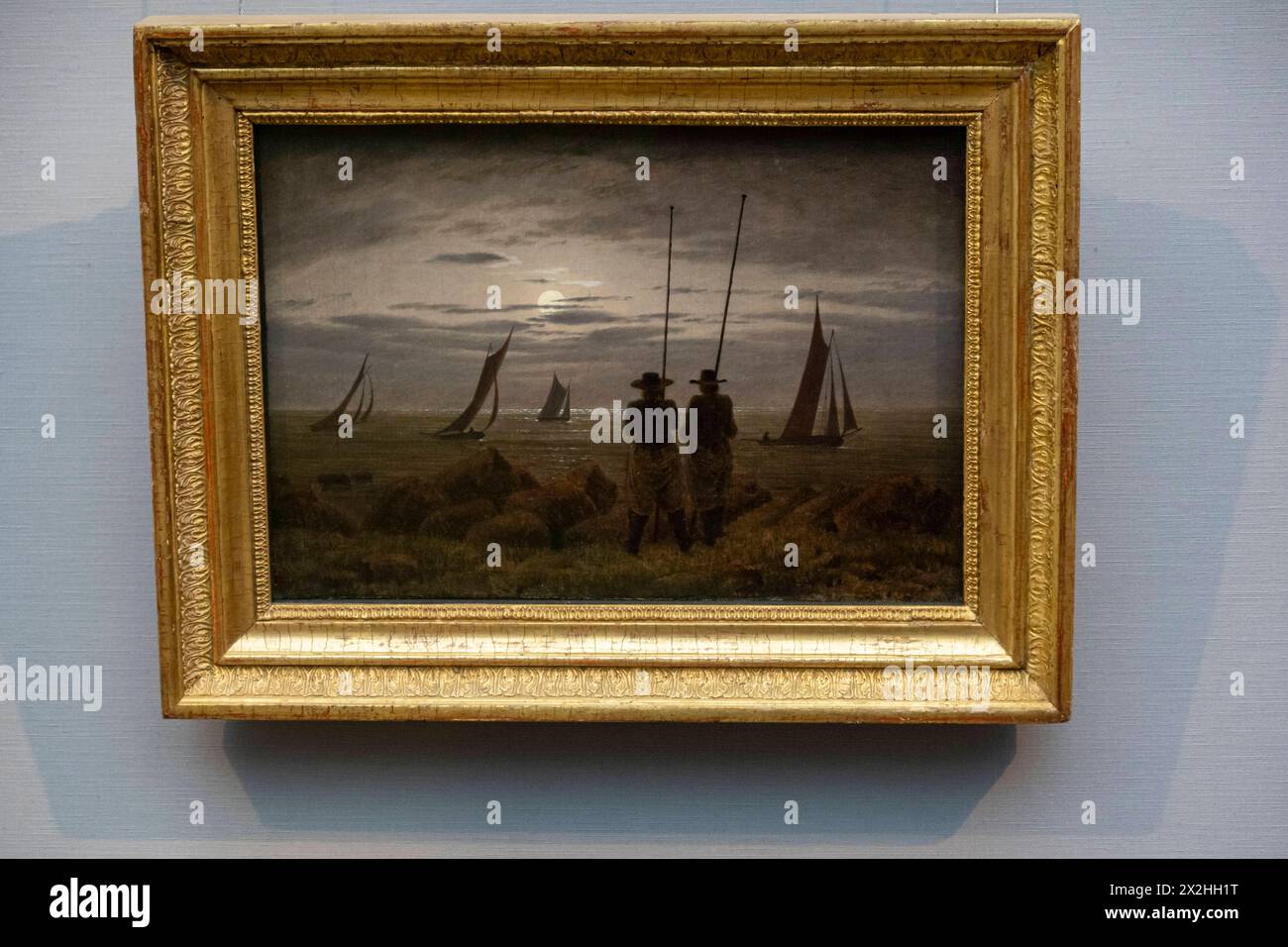 Oelgemaelde Mondnacht am Strand mit Fischern des musées Behnhaus Draegerhaus Luebeck, Sonderausstellung unendliche Landschaften vom Maler der Romantik Caspar David Friedrich, in der Alten Nationalgalerie, Querformat, am 19.04.2024 in Berlin Mitte, nur fuer redaktionelle Zwecke, usage éditorial uniquement Alte Nationalgalerie etc - Berlin *** peinture à l'huile Moonlit nuit sur la plage avec les pêcheurs du musée Behnhaus Draegerhaus Luebeck, exposition spéciale paysages infinis du peintre romantique Caspar David Friedrich, dans l'Alte Nationalgalerie, format paysage, le 19 04 2024 à Berlin Mitte, Banque D'Images